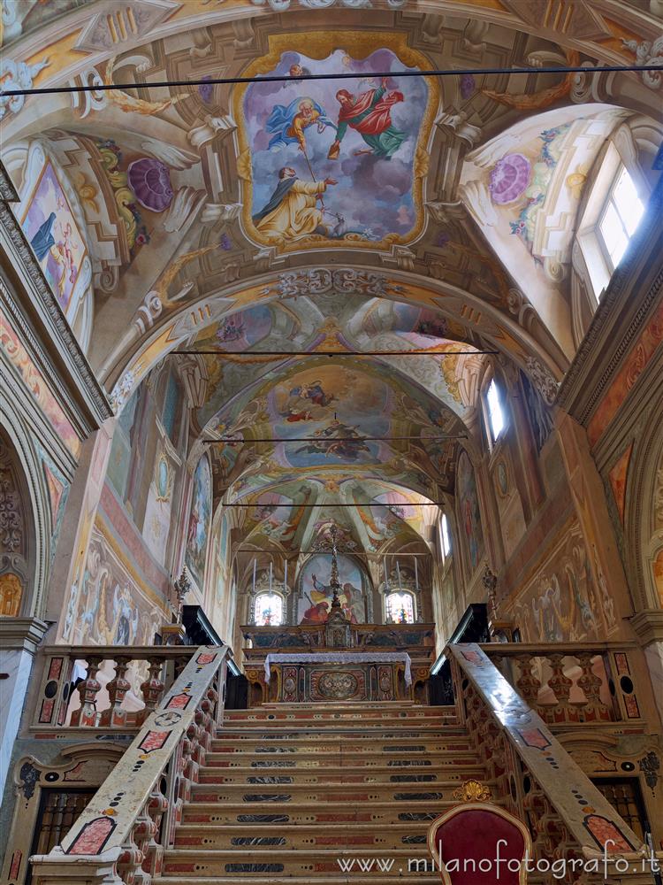 Soncino (Cremona, Italy) - Staircase of the presbytery of the Church of San Giacomo